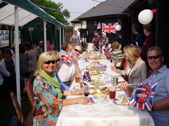 royal_wedding_tea_party_1